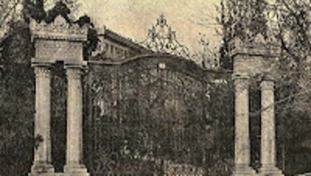 Imagen antigua de la puerta en su emplazamiento original