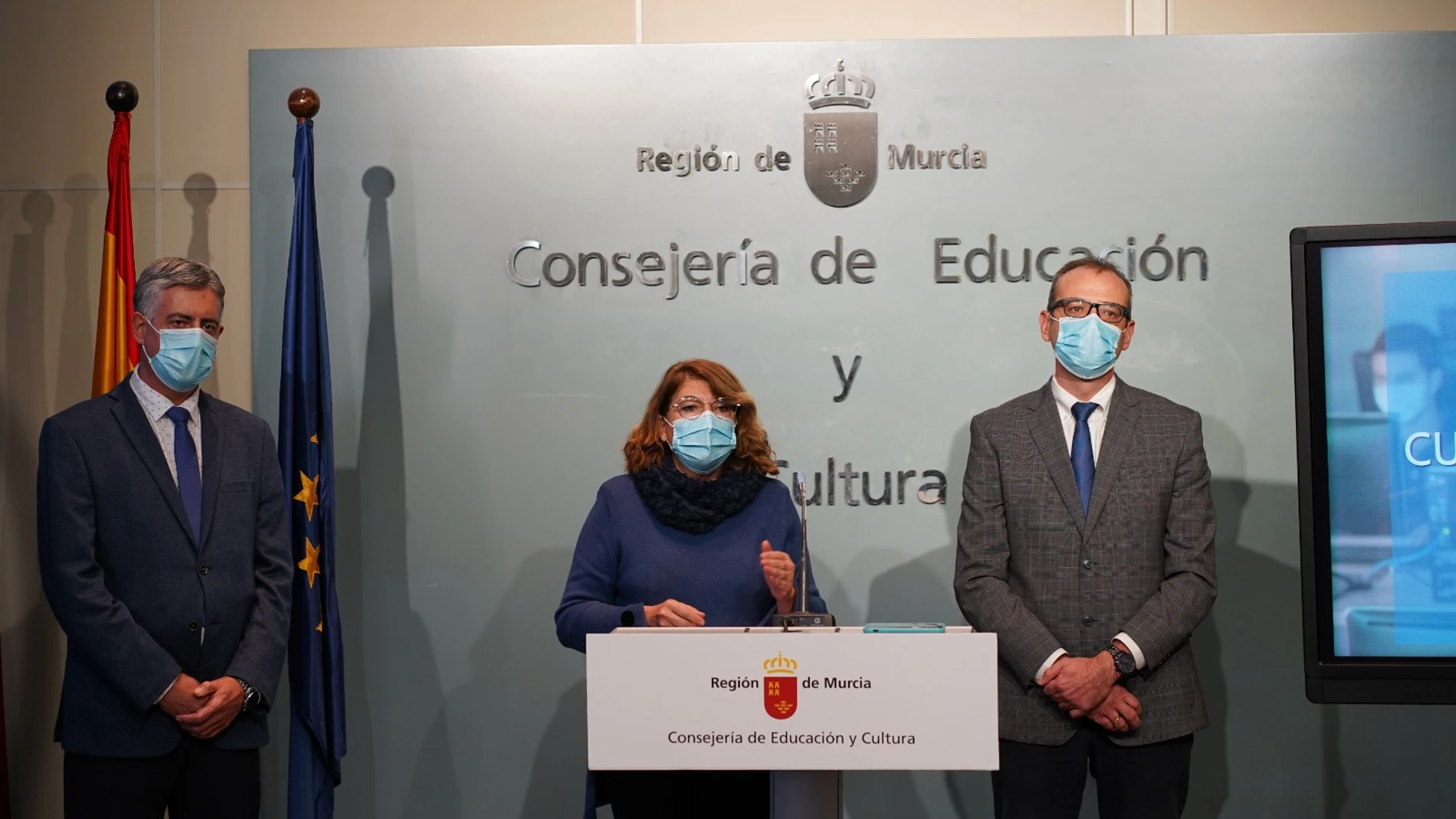 De izquierda a derecha: Jesús Pellicer, director de Centros Educativos e Infraestructuras; María Isabel Campuzano, consejera de Educación y Cultura; Víctor Navarro, director general de Planificación Educativa y Recursos Humanos.