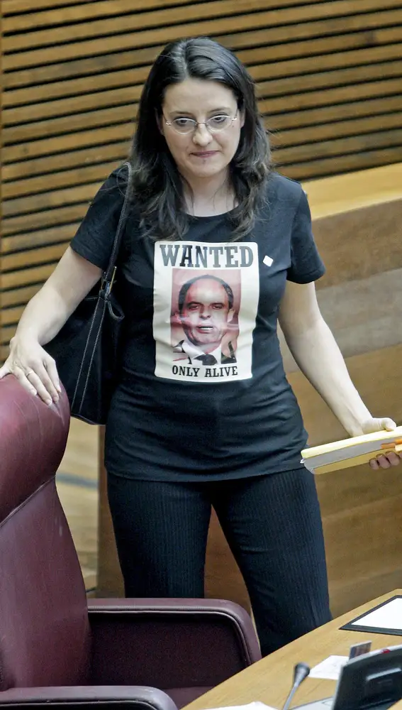 Mónica Oltra, en el año 2009, luciendo una camiseta en Les Corts contra Francisco Camps