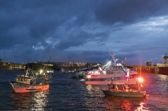 Pescadores franceses boicotean barcos y amenazan con bloquear el Canal de la Mancha