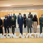 El consejero de la Presidencia, Ángel Ibáñez, junto a las personas homenajeadas