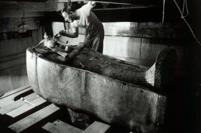 Howard Carter sacudiendo el polvo de la momia del Rey Tutankamón. NBC PHOTO: Harry Burton