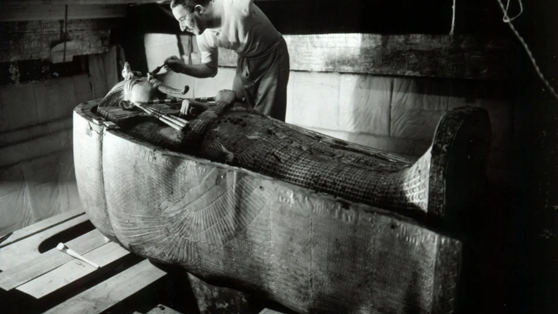 Howard Carter sacudiendo el polvo de la momia del Rey Tutankamón. NBC PHOTO: Harry Burton
