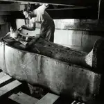 Howard Carter sacudiendo el polvo de la momia del Rey Tutankamón. NBC PHOTO:  Harry Burton