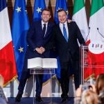 El presidente francés, Emmanuel Macron, y el primer ministro italiano, Mario Draghi, dieron muestras de su complicidad en la cumbre celebrada ayer en Roma