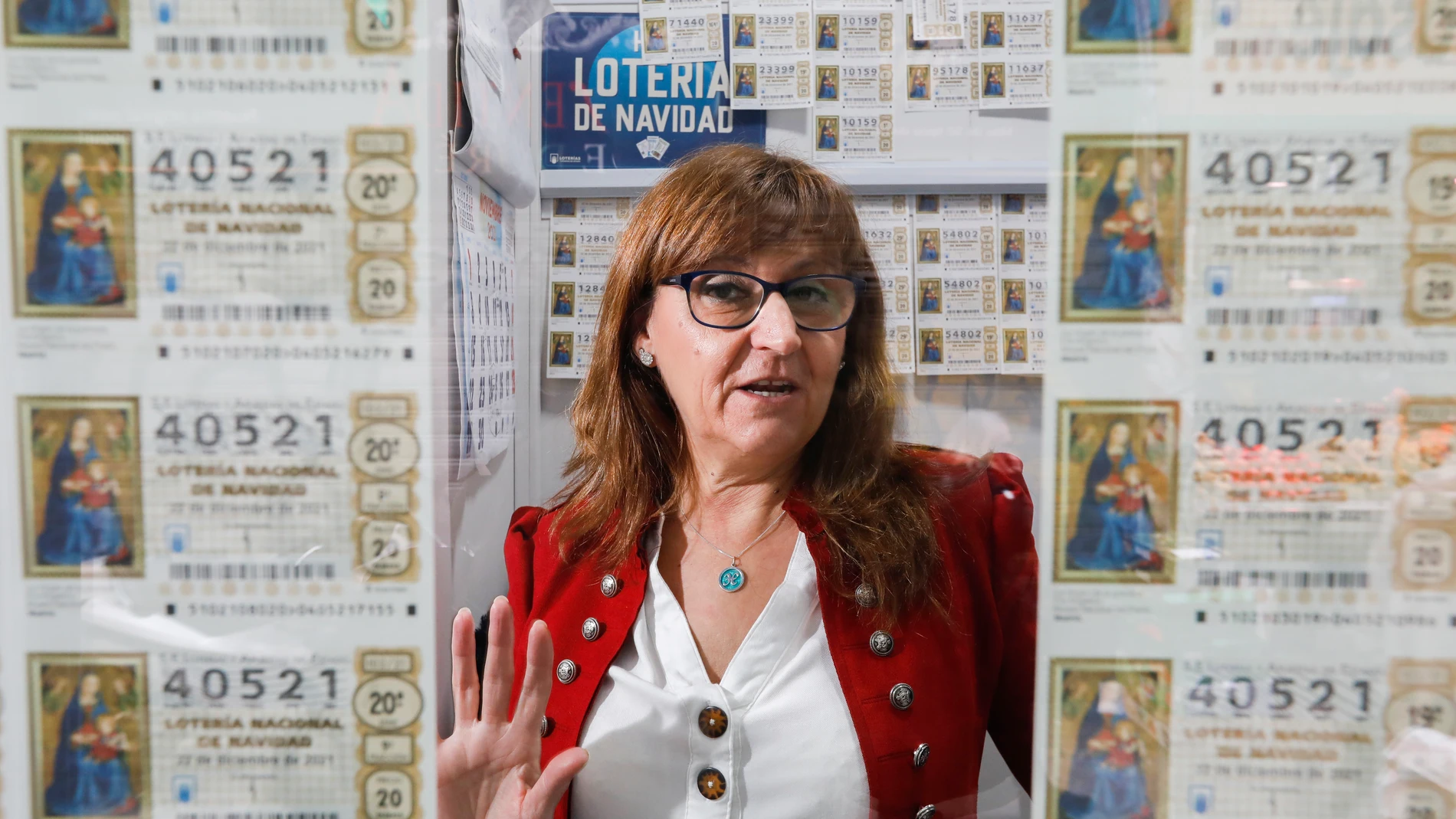 Esperanza Castilla trabaja como lotera en la Administración número 60 de Madrid, en el centro de la capital, donde se vende el billete «fetiche» de la victoria electoral de Ayuso