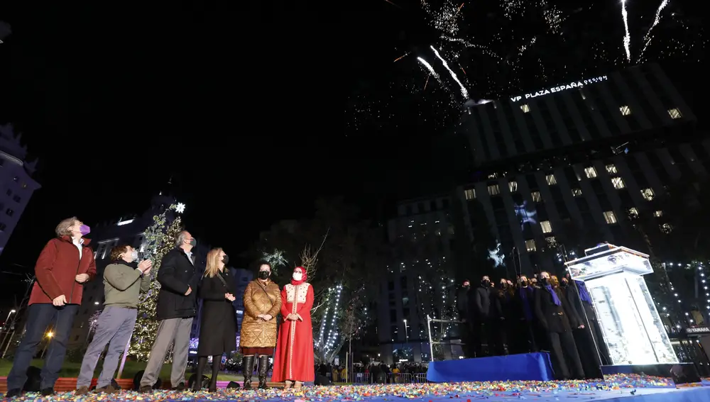 Encendido de las luces de Navidad en Madrid por parte del Alcalde y todos los grupos municipales en Plaza de España.