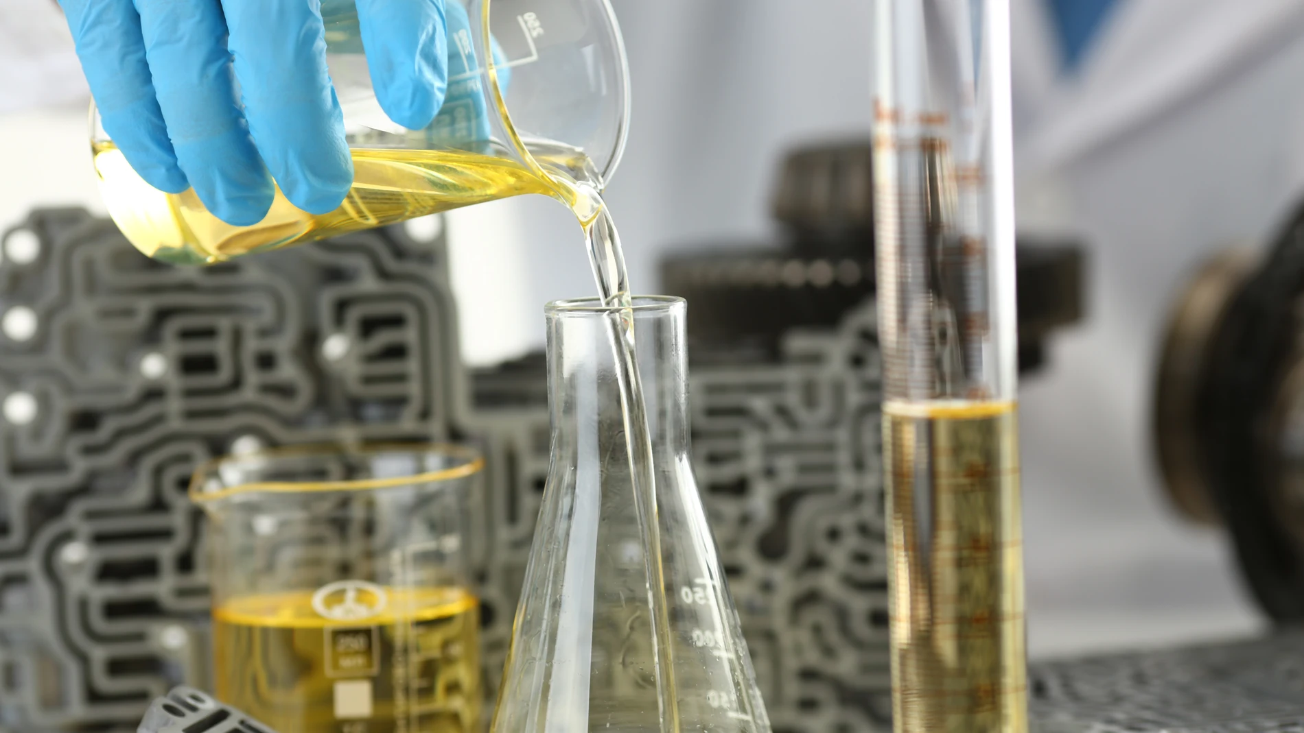 El lubricante usado es sometido a un proceso de regeneración que permite ser reutilizado de forma indefinida