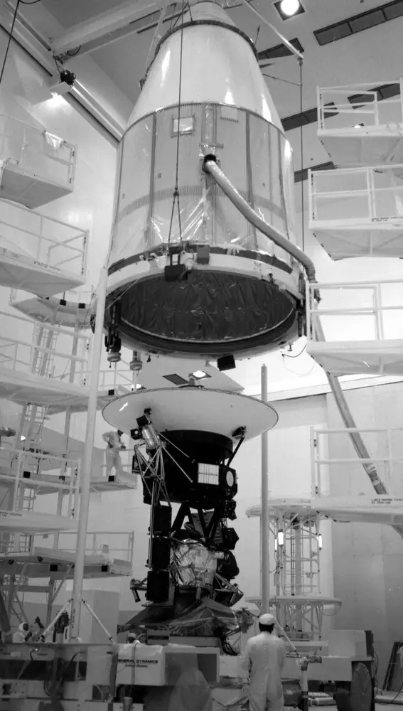 Encapsulado de la Voyager 2 en el cohete que la transportaría fuera de la Tierra.