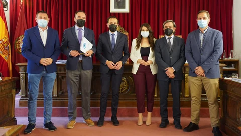 El presidente de la Diputación de Valladolid, Conrado Íscar, con los portavoces de los grupos, tras aprobar los presupuestos para 2022
