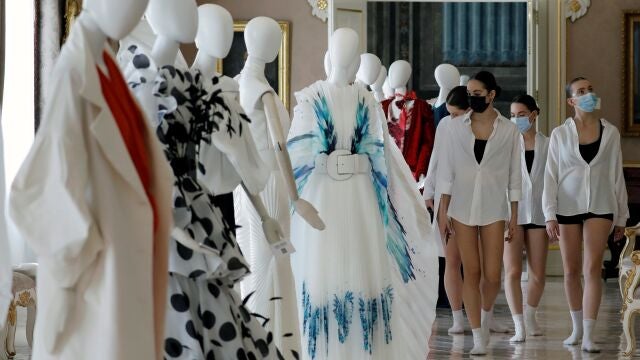 La Asociación valenciana para la cultura y moda (Acumova) inaugura la exposición "La moda de autor y su significado", con 27 diseños exclusivos de Montesinos, Hannibal Laguna, Devota&Lomba, Isabel Sanchis, Alejandro Resta, Juan Vidal, Miguel Marinero, Ulises Mérida y María Lafuente.