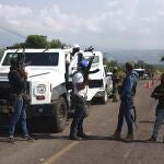 Miembros de los grupos de autodefensa Pueblos Unidos en una carretera de Michoacán, en México
