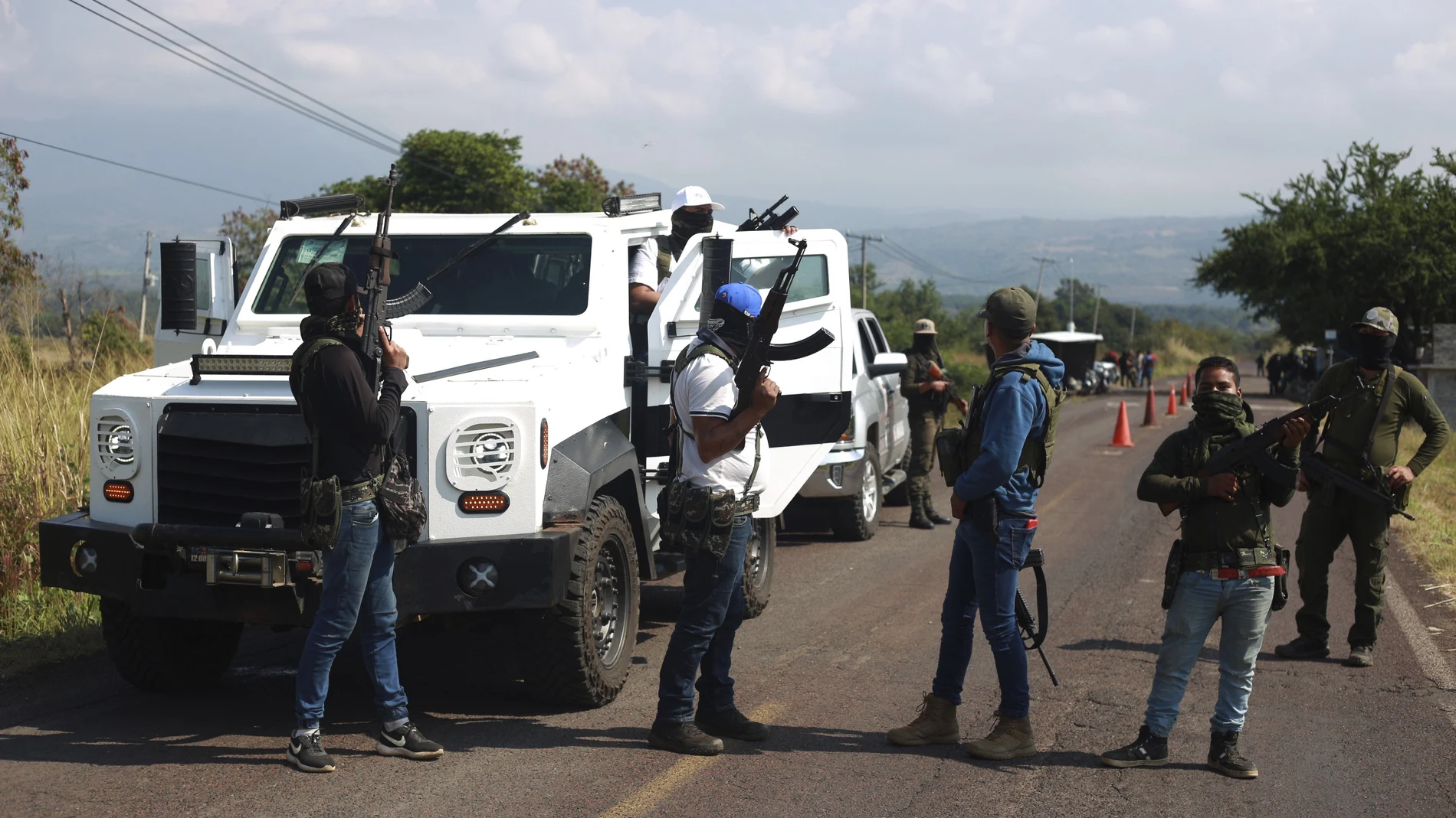 Miembros de los grupos de autodefensa Pueblos Unidos en una carretera de Michoacán, en México