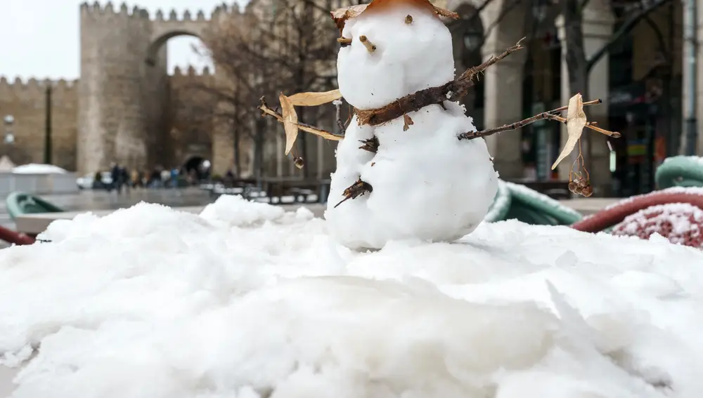 GRAF3148. ÁVILA, 27/11/2021.- Un muñeco de nieve en la plaza de Santa Teresa de Ávila, junto a la muralla, después de la granizada y la nieve caída en las últimas horas en la capital abulense. EFE/ Raúl Sanchidrián
