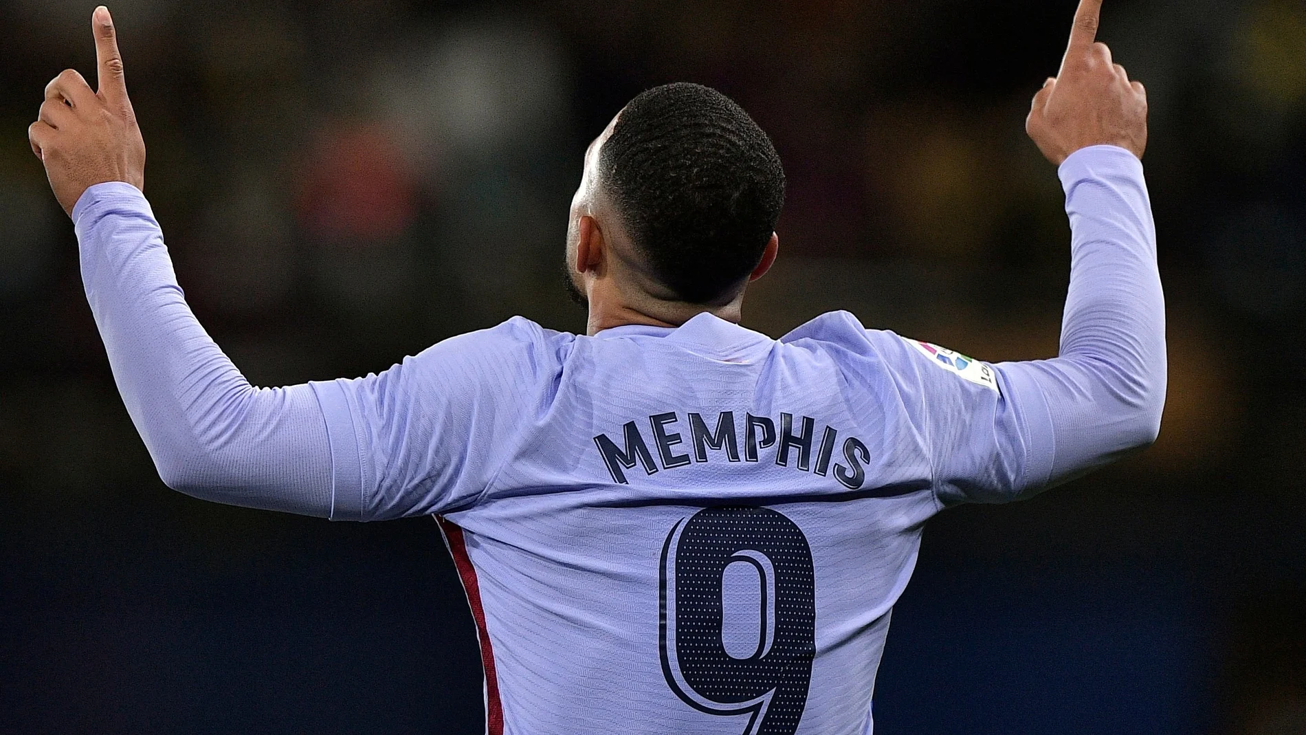 Memphis Depay celebra el segundo gol del Barcelona en Villarreal