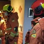 Intervención de los bomberos en la vivienda afectada por la mala combustión de la calefacción