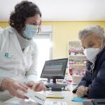 La farmacéutica de la localidad vallisoletana de Geria atiende a una clienta