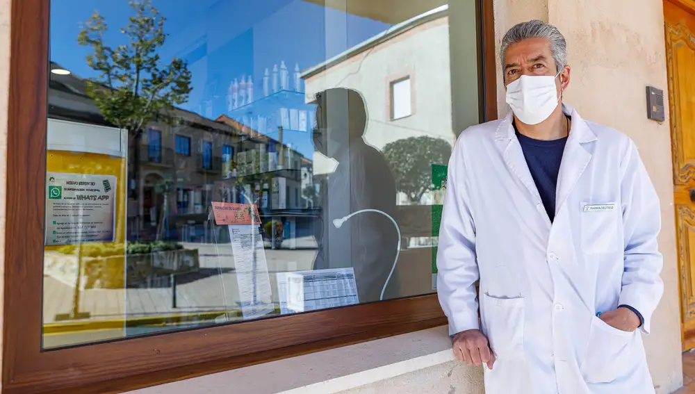 El Farmacéutico Álvaro Bravo desde su Farmacia de Valverde del Majano, que también atiende el Botiquín de Garcillón