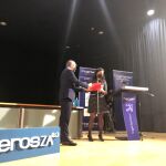 Elsa García Santos, responsable de la Unidad Territorial de i-DE en Zamora, recoge la distinción a la compañía