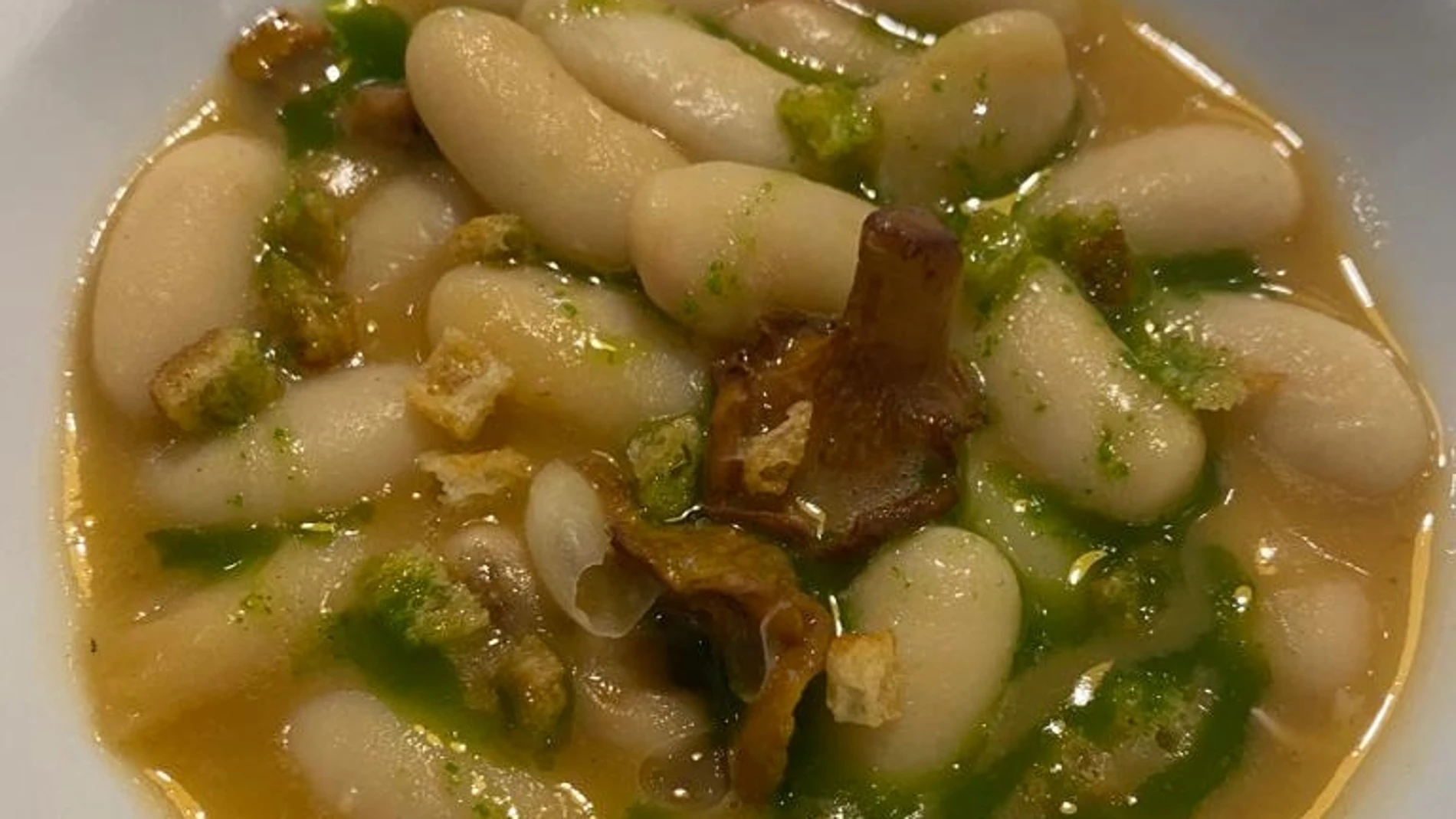Las «fabes» en sopa de ajo y roseñoles nos cautiva