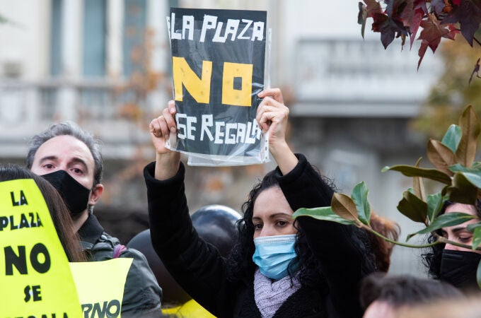 Una mujer en una concentración contra el proyecto de ley sobre los interinos, frente al Congreso de los Diputados, a 27 de noviembre de 2021, en Madrid