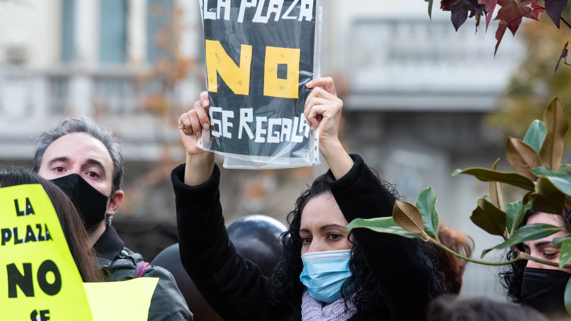 Una mujer en una concentración contra el proyecto de ley sobre los interinos, frente al Congreso de los Diputados, a 27 de noviembre de 2021, en Madrid