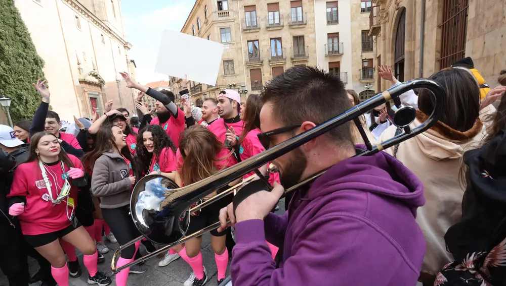 SALAMANCA, 27/11/2021.- Alrededor de un millar de estudiantes de la Universidad de Salamanca han tomado este sábado el centro de la ciudad para celebrar por adelantado las fiestas de la Facultad de farmacia de la universidad de Salamanca. Los estudiantes han comenzado a congregarse a mediodía en el Campus Miguel de Unamuno y en un ambiente festivo, con disfraces y consumiendo alcohol, se han dirigido al centro de la ciudad acompañados por una charanga y sin respetar ninguna medida de seguridad ante el coronavirus. EFE/J.M.García