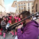 SALAMANCA, 27/11/2021.- Alrededor de un millar de estudiantes de la Universidad de Salamanca han tomado este sábado el centro de la ciudad para celebrar por adelantado las fiestas de la Facultad de farmacia de la universidad de Salamanca. Los estudiantes han comenzado a congregarse a mediodía en el Campus Miguel de Unamuno y en un ambiente festivo, con disfraces y consumiendo alcohol, se han dirigido al centro de la ciudad acompañados por una charanga y sin respetar ninguna medida de seguridad ante el coronavirus. EFE/J.M.García