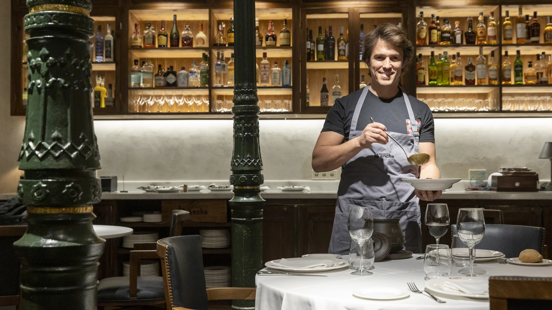 El cocinero Nino Redruello muestra unas lentejas recién hechas en el restaurante La Ancha