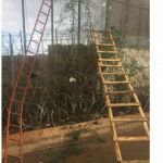 Escaleras utilizadas para realizar el salto del vallado (Delegación del Gobierno)
