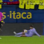 El balón golpea en la mano de Piqué dentro del área