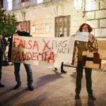 Varias personas participan en una concentración contra la imposición del pasaporte Covid, a 27 de noviembre de 2021, en Valencia