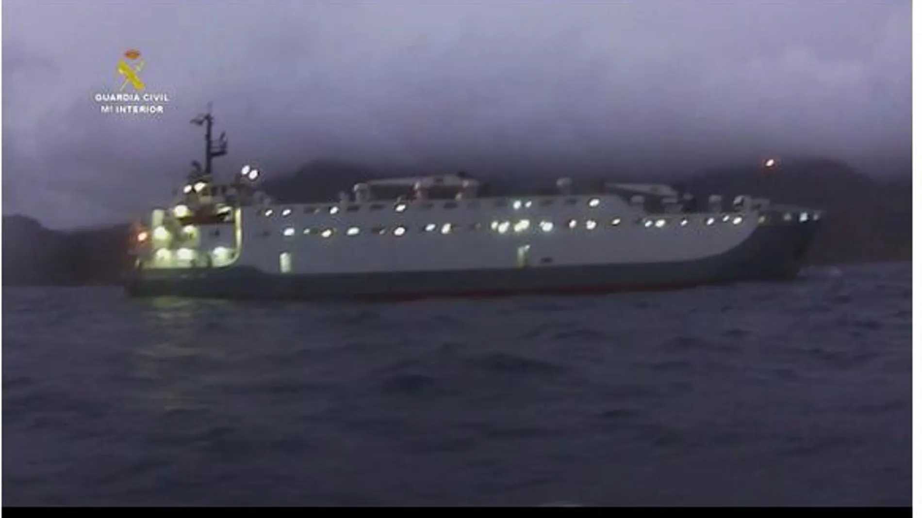 El barco "ganadero" que se utilizaba para transportar inmigrantes y que ha sido interceptado por la Guardia Civil