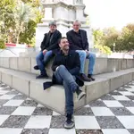 Los escritores y guionistas Antonio Mercero (i), Agustín Martínez (c) y Jorge Díaz, ganadores del Premio Planeta 2021, el pasado miércoles en Sevilla