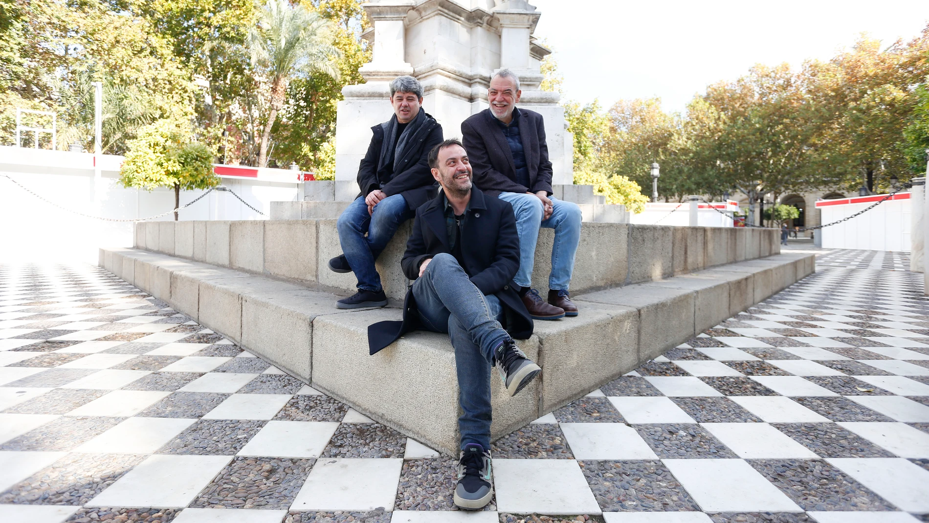 Los escritores y guionistas Antonio Mercero (i), Agustín Martínez (c) y Jorge Díaz, ganadores del Premio Planeta 2021, el pasado miércoles en Sevilla