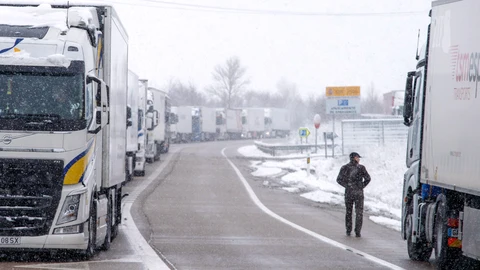 Los camiones tienen dificultad para transitar por las carreteras de Burgos