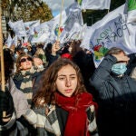 Varias personas sostienen banderas de la Plataforma Cada Vida Importa en la concentración provida de Madrid