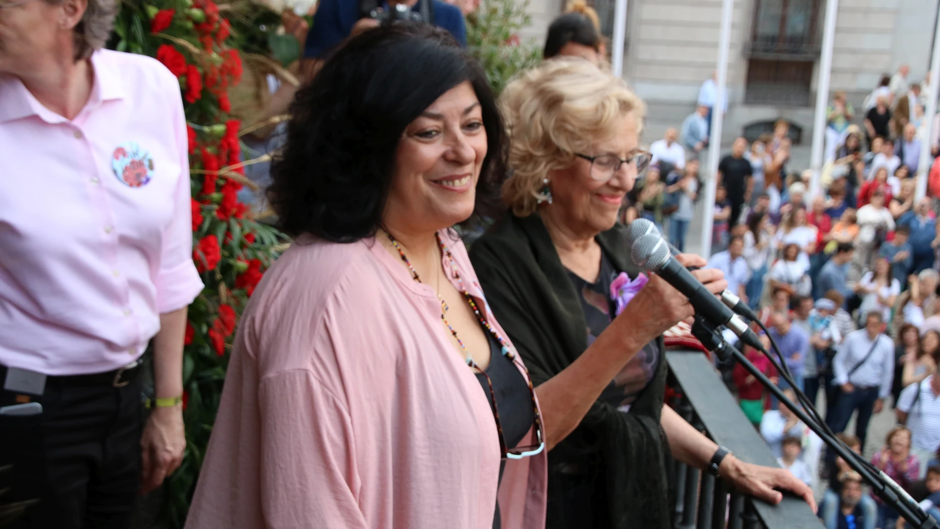 Almudena Grandes, junto a Manuela Carmena, en el balcón de la Plaza de la Villa desde el que la escritora leyó el pregón de San Isidro en 2018