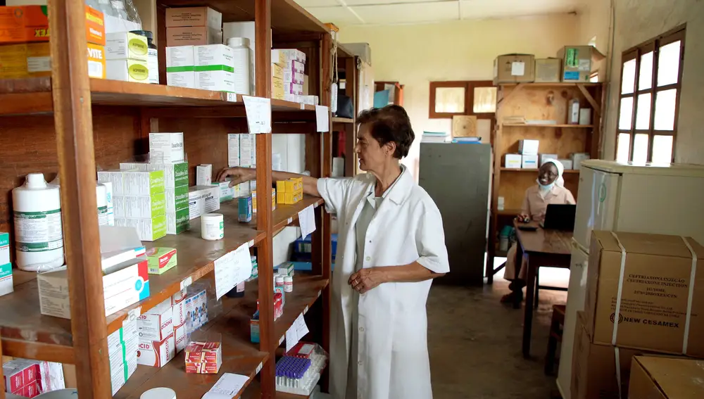La burgalesa Urbana Sancho en la farmacia del Centro de salud de las hermas de San José en Rubare (Congo)