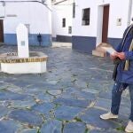 El portavoz de los vecinos, Rubén García, de la aldea de Castañuelo, en Aracena (Huelva), cuyos 130 vecinos viven sin internet ni teléfono