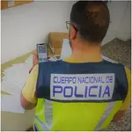 Agente de Policía Nacional chequeando un código QR
