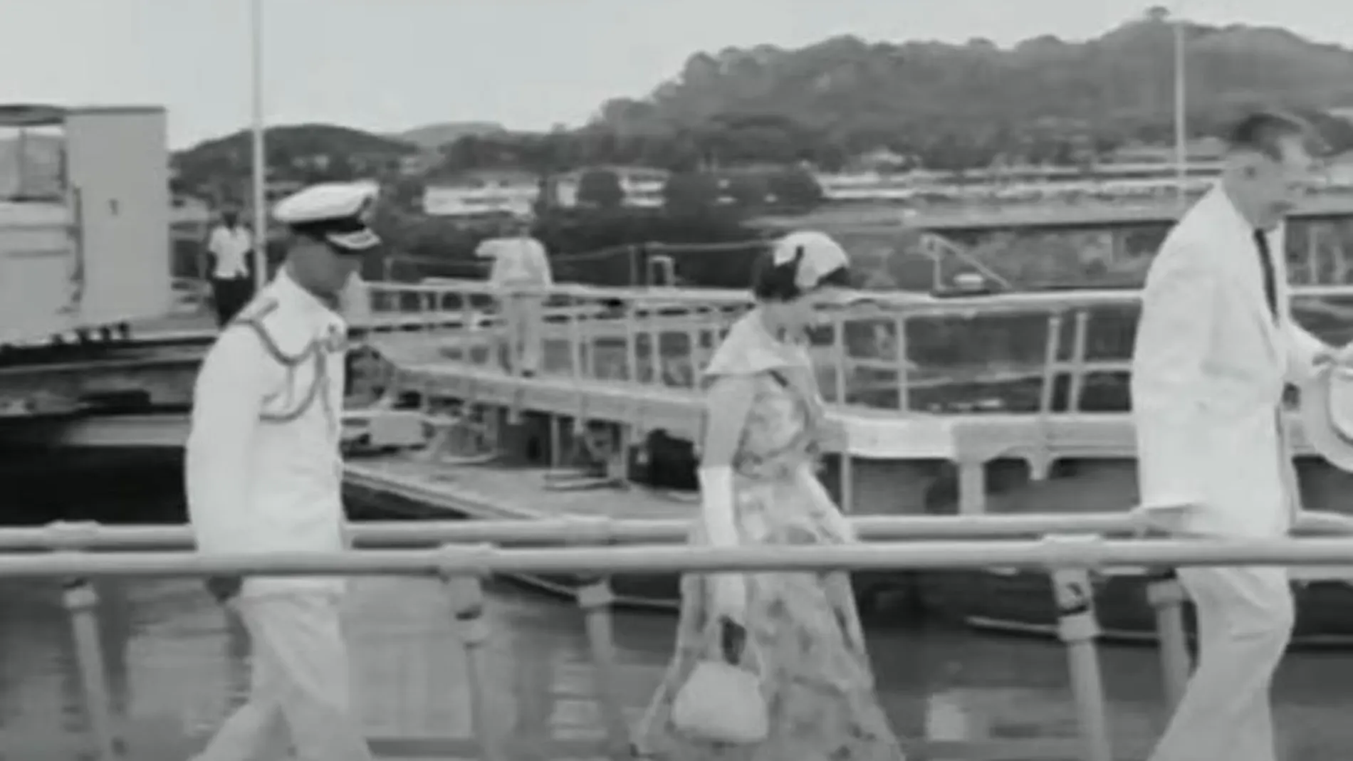 La reina Isabel II y su esposo el Duque de Edimburgo visitando las esclusas de Miraflores en el Canal de Panamá en 1953