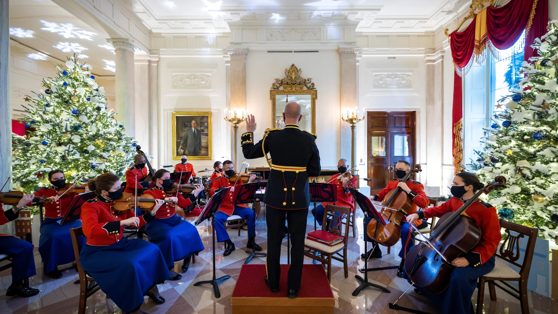Miembros de la orquesta de los marines tocan música navideña en la Casa Blanca | REUTERS/Jonathan Ernst