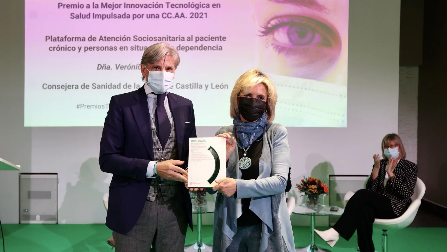 La consejera de Sanidad, Verónica Casado, recoge el premio a la mejor innovación tecnológica en Salud