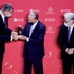 El rey Felipe VI entrega el Premio Carles Ferrer Salat al presidente de la Fundación La Caixa Isidré Fainé, en presencia del Presidente de Fomento Josep Sánchez Llibre