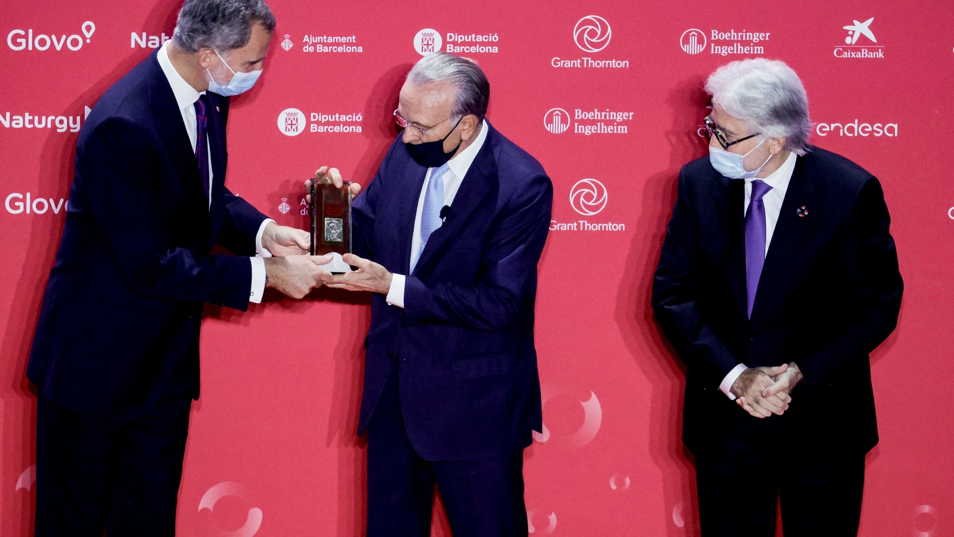 El rey Felipe VI entrega el Premio Carles Ferrer Salat al presidente de la Fundación La Caixa Isidré Fainé, en presencia del Presidente de Fomento Josep Sánchez Llibre