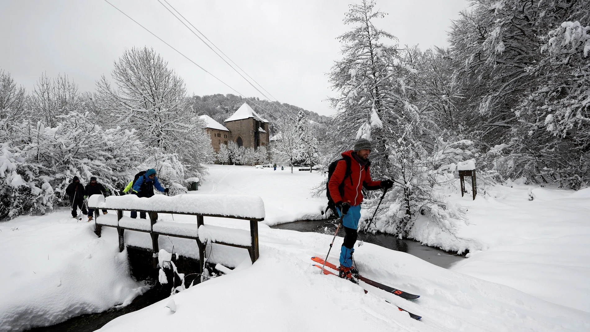 Un grupo de personas con sus esquíes comienzan una travesía por el monte desde Roncesvalles donde la nieve acumulada tras las intensas nevadas que se han producido este fin de semana han dejado espesores de casi 50 cm de espesor en el norte de la Comunidad Foral.