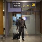 Uno de los últimos pasajeros internacionales del aeropuerto de Rabat. Marruecos ha suspendido los vuelos dos semanas