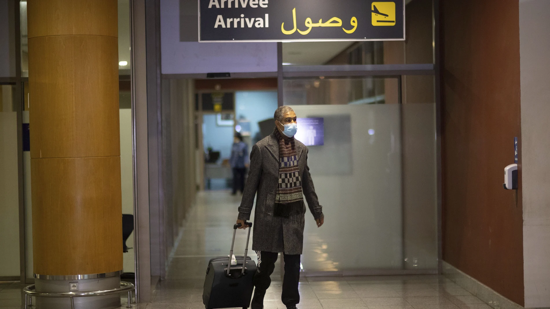 Uno de los últimos pasajeros internacionales del aeropuerto de Rabat. Marruecos ha suspendido los vuelos dos semanas