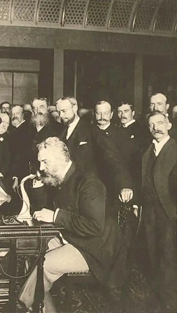 Alexander Graham Bell inaugurando la línea telefónica de Nueva York a Chicago en 1892.